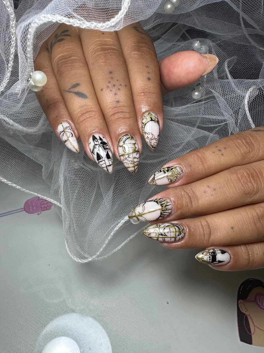Uñas largo #2 con mano alzada y liner de oro estilo vitral